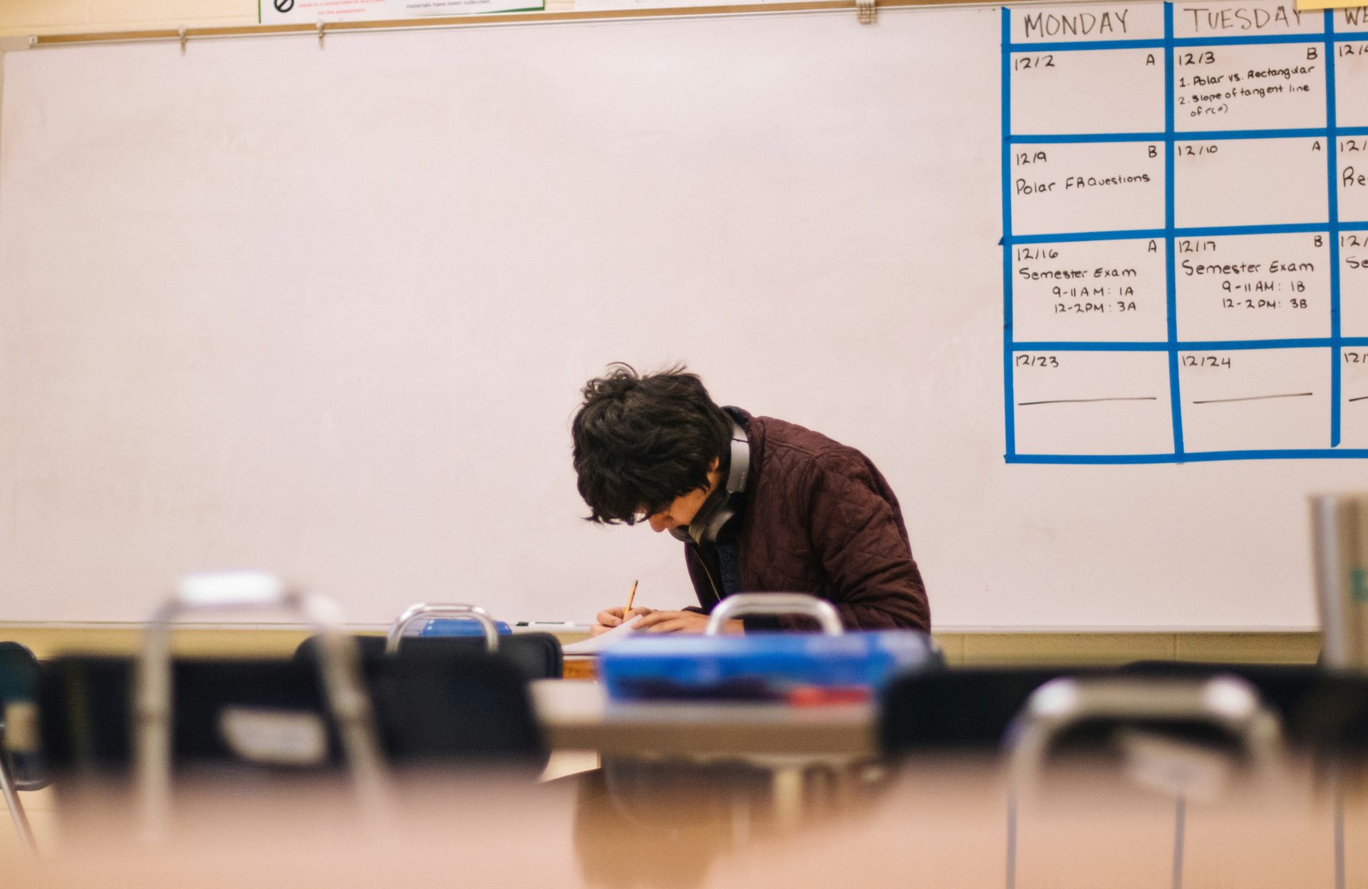Estudiante escribiendo en clase